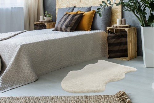 Kremowy dywan pluszowy Lalee Hides Cosy COS 500 w sypialni