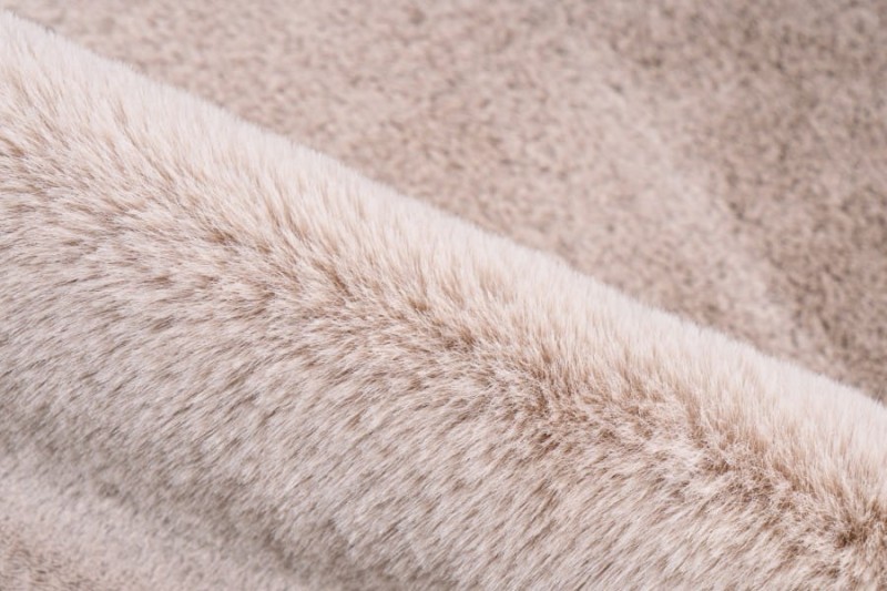 Zbliżenie runa dywanu pluszowego Lalee Hides Cosy COS 500 taupe