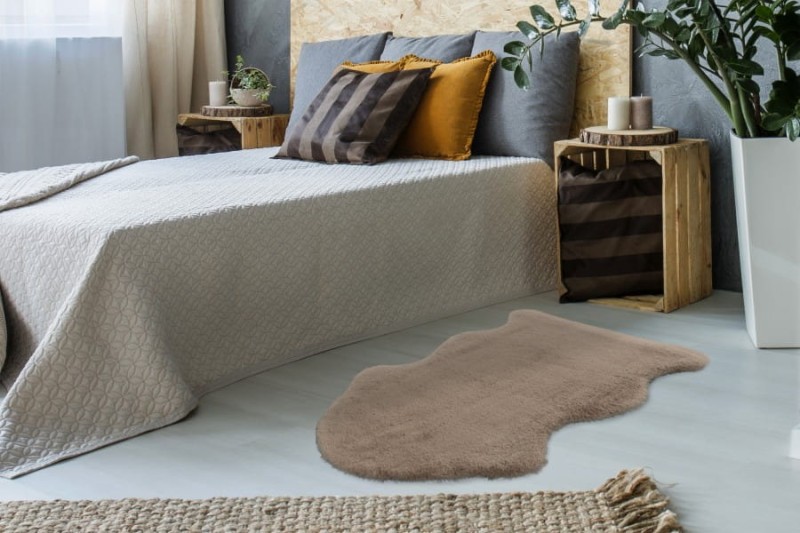 Dywan pluszowy Lalee Hides Cosy COS 500 taupe w sypialni