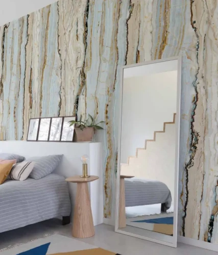 Sypialnia z muralem imitującym kamień naturalny Grandeco Orom 2 A50802.webp