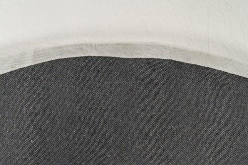 Spód białego dywanu okrągłego pluszowego Lalee Hides Paradise PAR 400