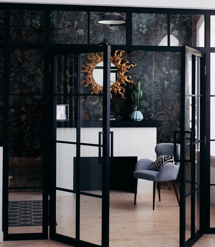 Tapeta kwiaty na ciemnym tle Botanic black w salonie.webp