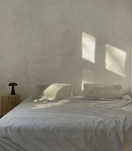 Tapeta z motywem leśnym Whispering Trees blue w sypialni