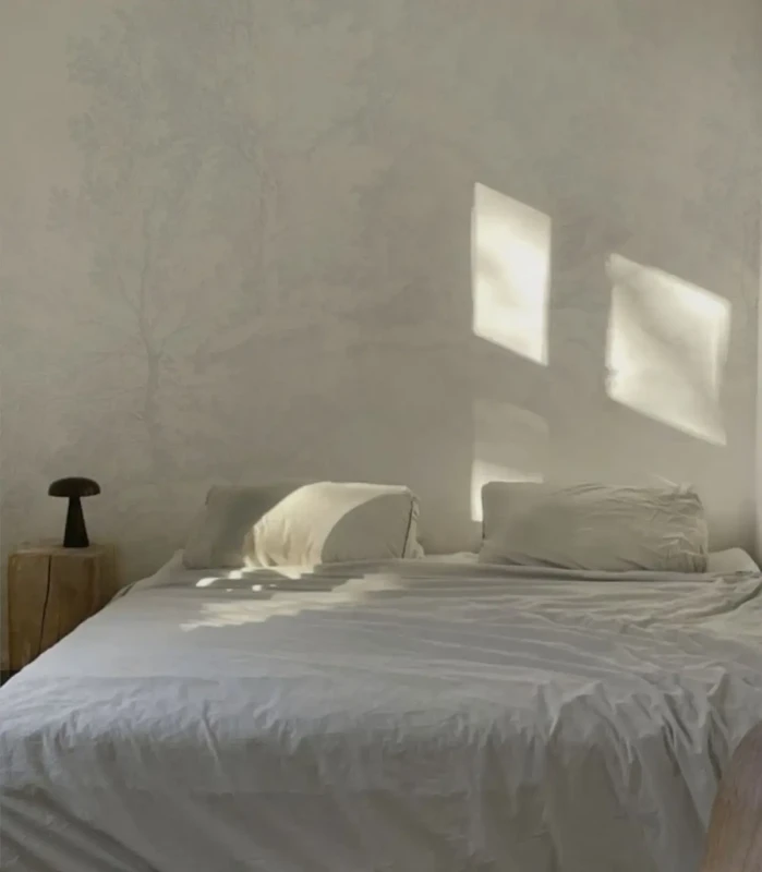 Tapeta z motywem leśnym Whispering Trees blue w sypialni