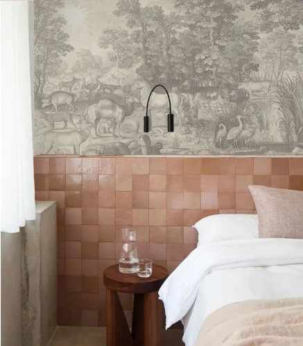 Tapeta Fauna Fresco Beige w sypialni.webp