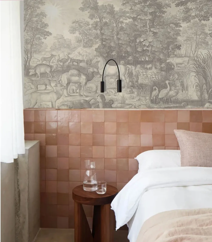 Tapeta Fauna Fresco Beige w sypialni.webp