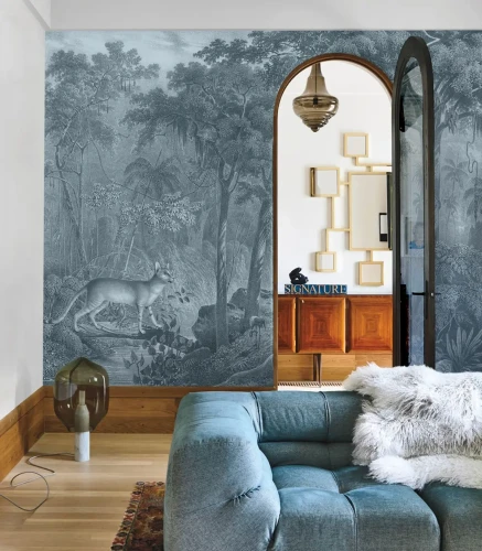 Tapeta z motywem dzikiej przyrody Jungle Cat Blue w salonie.webp