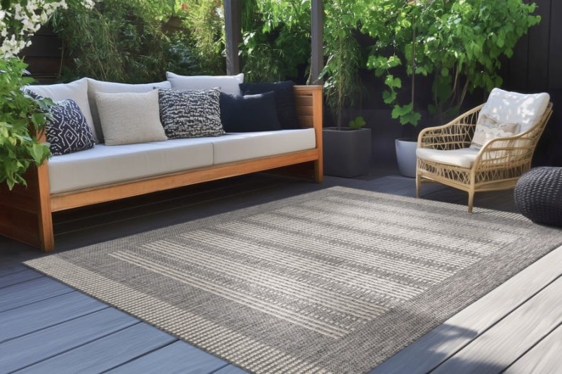 Dywan zewnętrzny Lalee In-and Outdoor CasaCAS 601 silver na tarasie