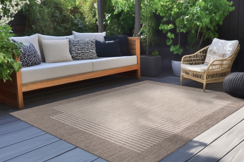 Dywan zewnętrzny Lalee In-and Outdoor Casa CAS 602 taupe na tarasie