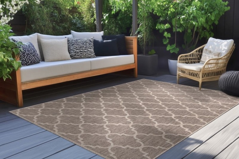 Dywan zewnętrzny Lalee In-and Outdoor Casa CAS 604 taupe na tarasie