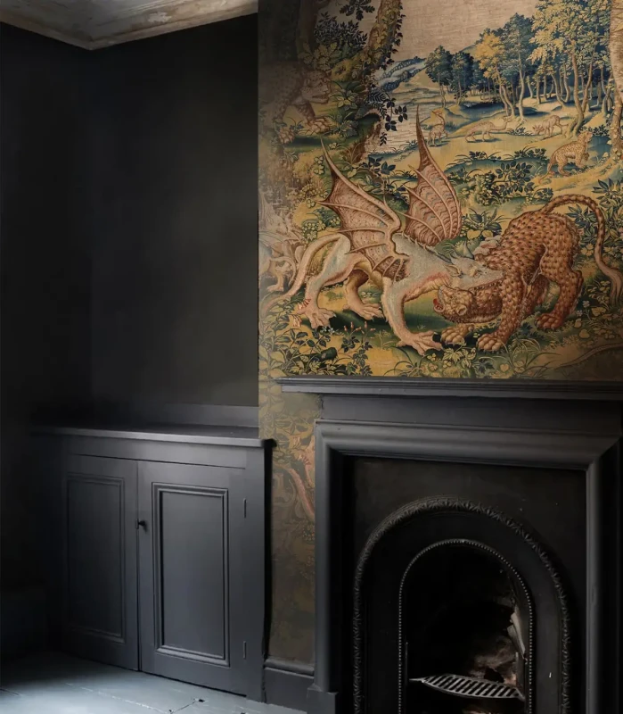 Tapeta vintage Dragon Arras w czarnym salonie.webp