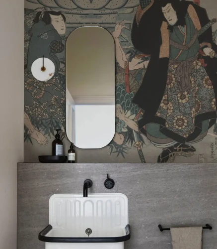 Łazienka z tapetą orientalną Samurai.webp