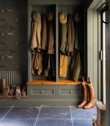 Tapeta do przedpokoju Horses olive.webp