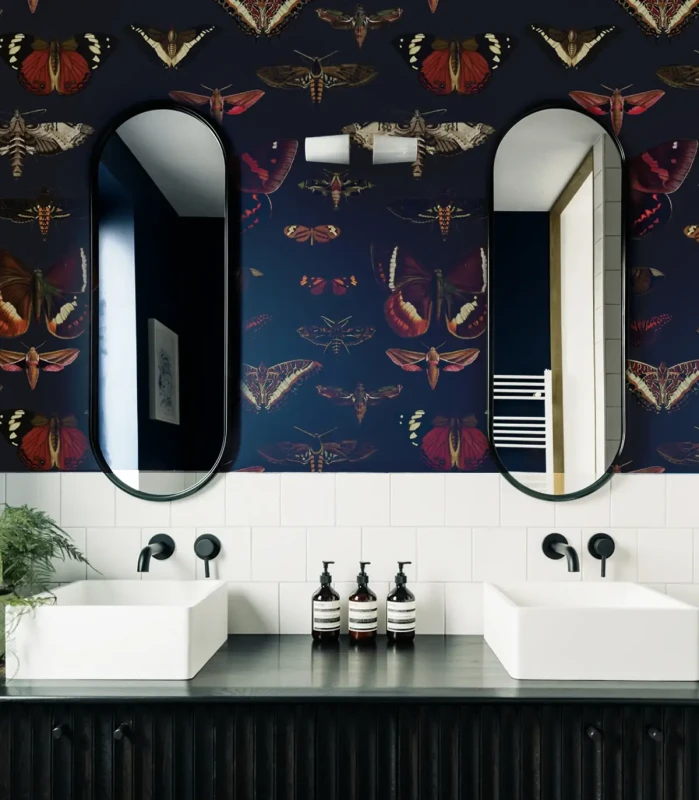 Łazienka z tapetą Butterflies Navy Blue.webp