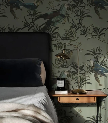Zielona tapeta z ptakami Birds in Garden za łóżkiem w sypialni.webp