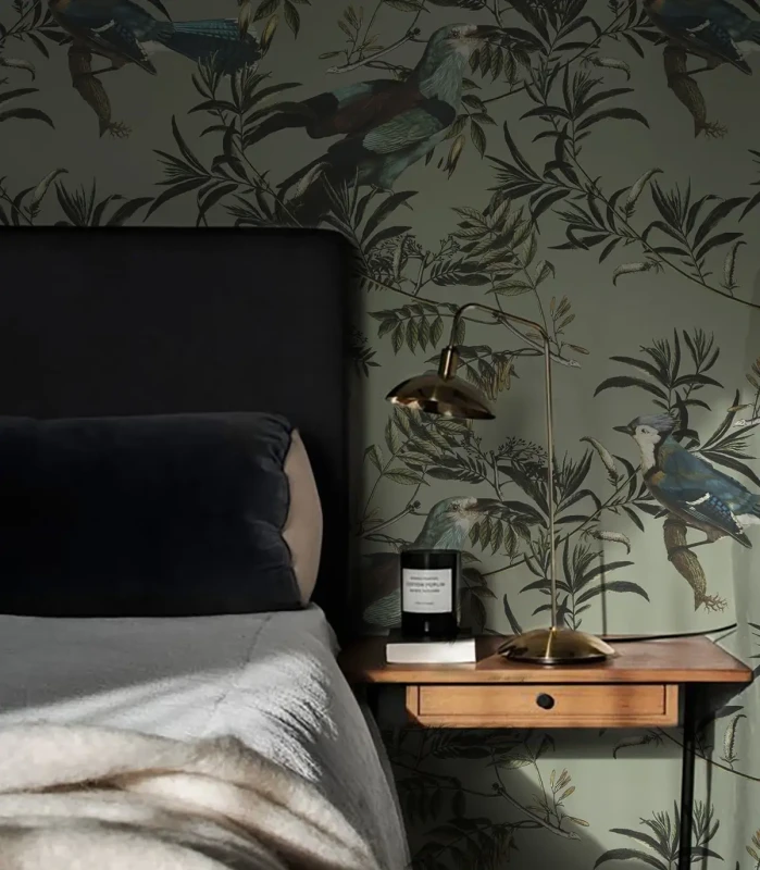 Zielona tapeta z ptakami Birds in Garden za łóżkiem w sypialni.webp