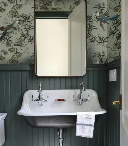 Łazienka retro z tapetą Birds in Garden.webp