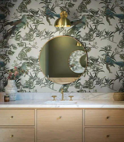 Zabudowa łazienki na tle tapety Birds in Garden Ecri.webp