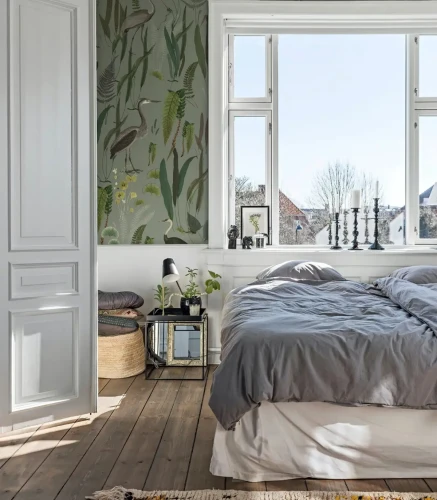 Sypialnia z tapetą Calm Heron Mint.webp