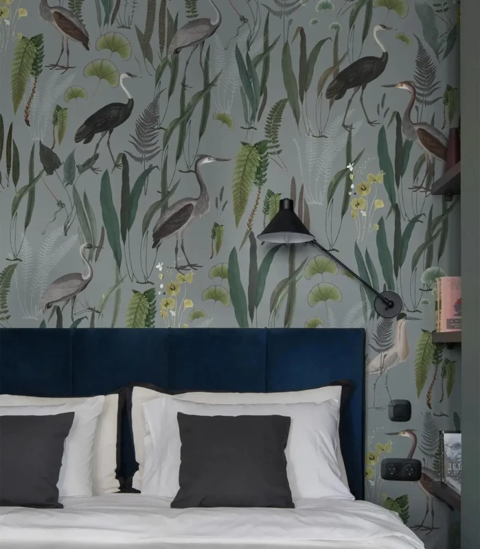 Tapeta z czaplami Calm Heron Mint w sypialni za łóżkiem.webp