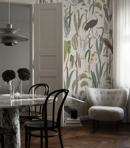 Tapeta Calm Heron Beige w salonie z marmurowym stolikiem i fotelem.webp