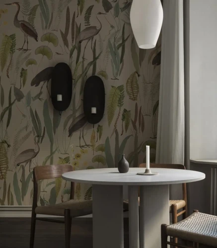 Okrągły stolik z krzesłami na tle tapety Calm Heron Beige.webp