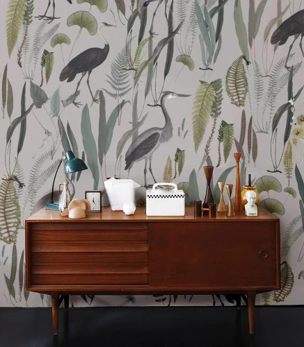 Stylowa komoda na tle tapety Calm Heron Beige.webp
