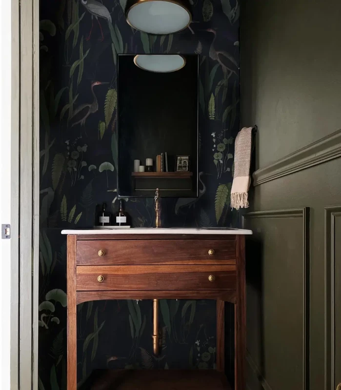 Drewniana szafka z umywalką w łazience z tapetą Calm Heron Navy.webp