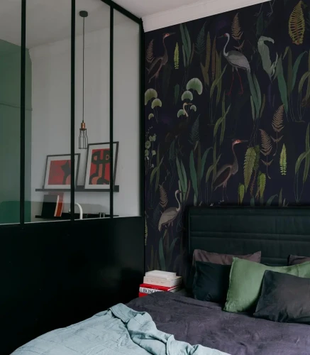 Łóżko w sypialni z tapetą Calm Heron Navy.webp