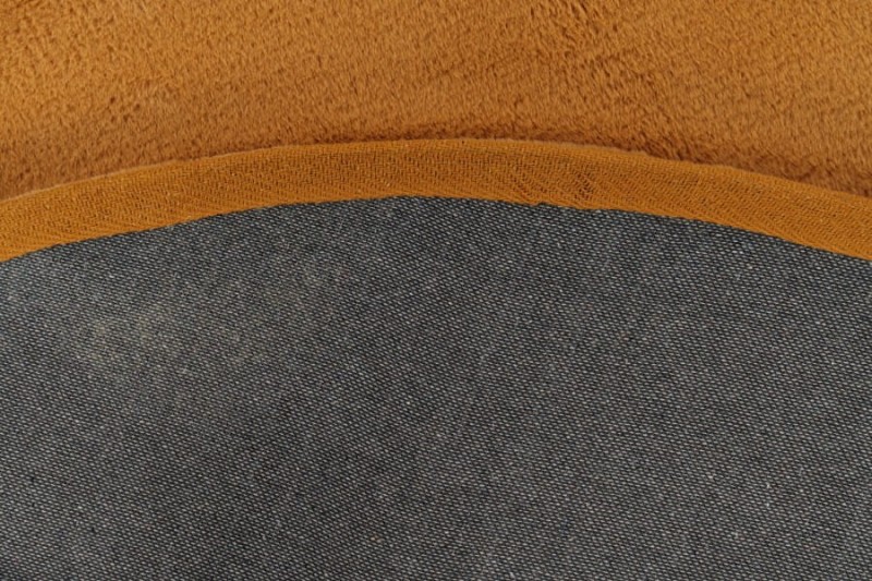 Spód bursztynowego dywanu okrągłego pluszowego Lalee Hides Heaven HEA 800