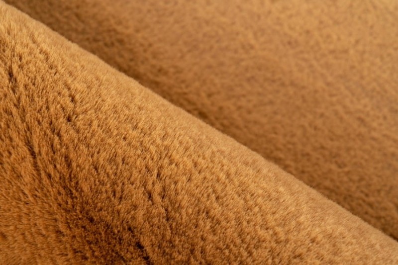 Zbliżenie runa bursztynowego dywanu okrągłego pluszowego Lalee Hides Heaven HEA 800