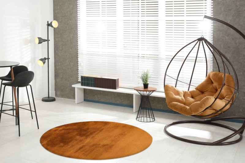 Bursztynowy dywan okrągły pluszowy Lalee Hides Heaven HEA 800 w salonie