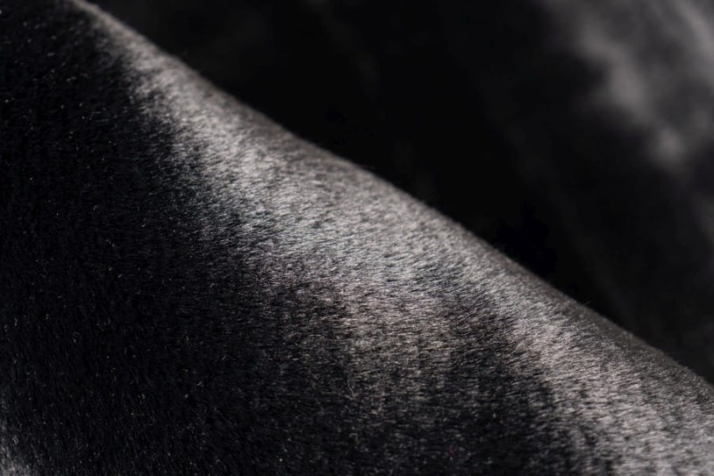 Zbliżenie runa czarnego dywanu okrągłego pluszowego Lalee Hides Heaven HEA 800