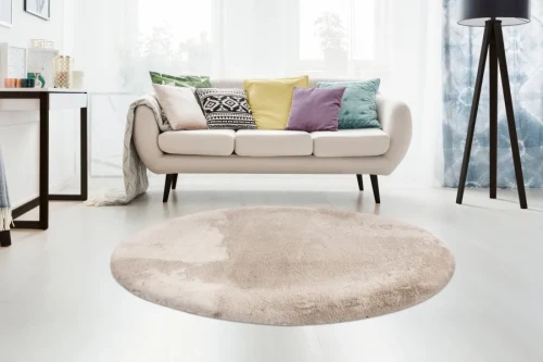Dywan okrągły pluszowy Lalee Hides Heaven HEA 800 light taupe w salonie