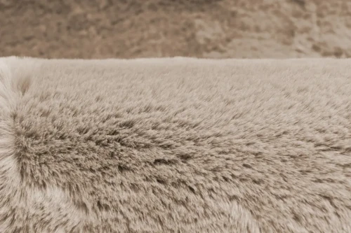 Zbliżenie runa dywanu okrągłego pluszowego Lalee Hides Heaven HEA 800 light taupe