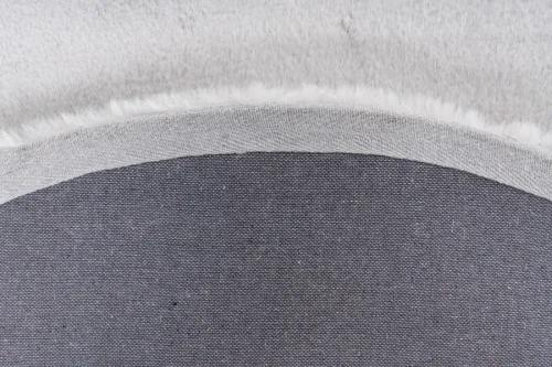 Spód srebrnego  dywanu okrągłego pluszowego Lalee Hides Heaven HEA 800 silver