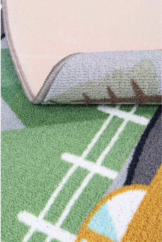 Runo szarego dywanu koło dziecięcego antypoślizgowego Ares ulice