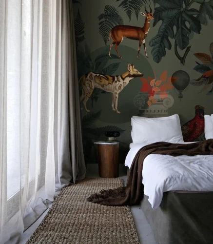 Tapeta Khaki z dzikimi zwierzętami za łóżkiem w sypialni.webp