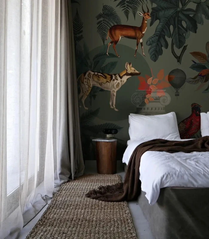 Tapeta Khaki z dzikimi zwierzętami za łóżkiem w sypialni.webp