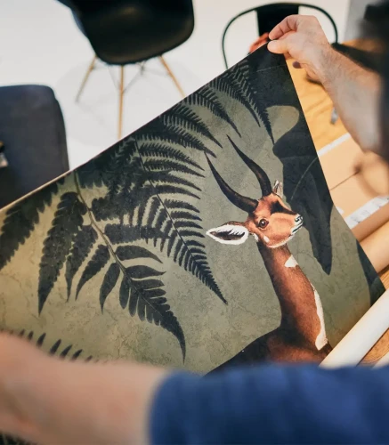 Bryt tapety Khaki trzymany w rękach.webp