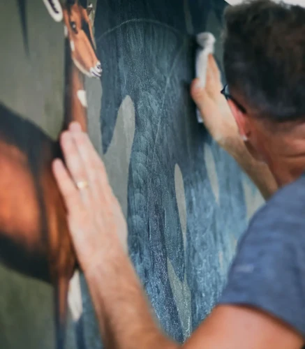 Mężczyzna klei do ściany mural Khaki.webp