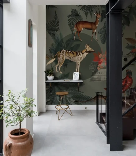 Mural Khaki na ścianie przy schodach.webp