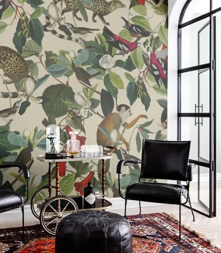 Salon z tapetą The Jungle Book i meblami retro.webp