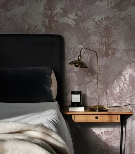 Tapeta Desert Tropics Pink w sypialni za wezgłowiem łóżka.webp