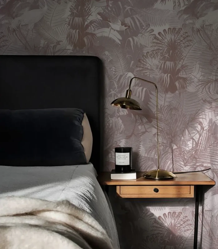 Tapeta Desert Tropics Pink w sypialni za wezgłowiem łóżka.webp