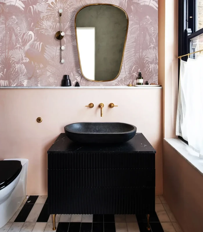 Łazienka z tapetą Desert Tropics Pink.webp