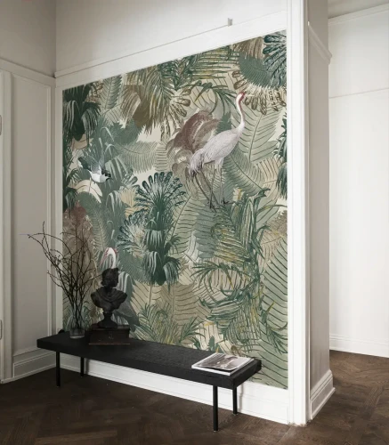 Czarna ławka z dekoracjami na tle zielonej tapety Desert Tropics Light Green.webp