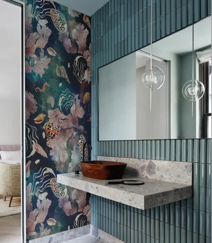 Umywalka i lustro na ścianie w łazience z tapetą Black Sea.webp