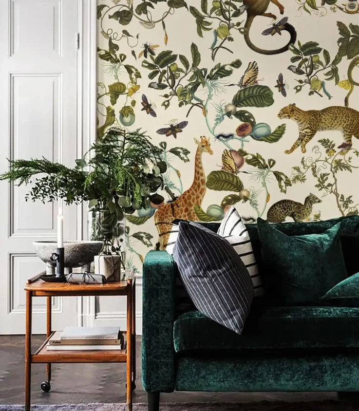 Zielona sofa i stolik w salonie z tapetą Funny Jungle.webp