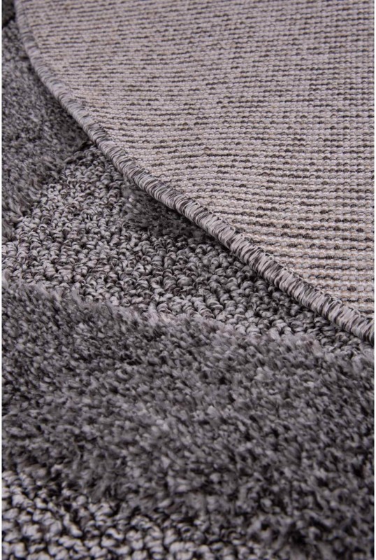 Spód ciemno szarego dywanu okrągłego shaggy geometria 3d Pisa romby